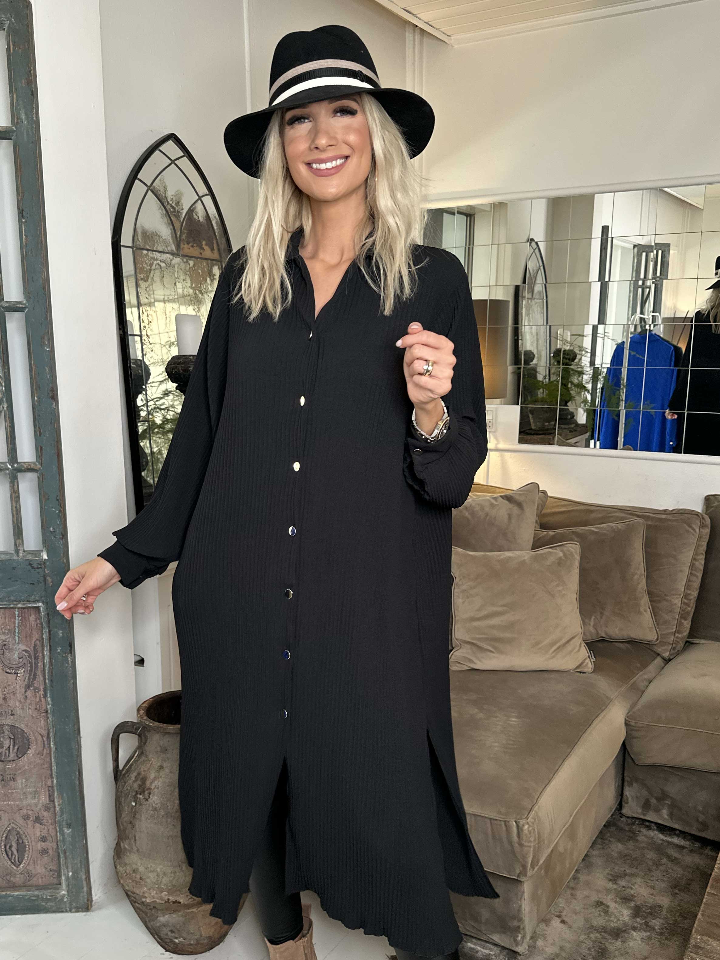 Lenora - Lång plisserad klänning med knappar